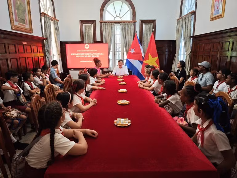 El embajador de Vietnam en Cuba, Le Quang Long, conversa con maestros y alumnos de la escuela primaria de Vo Thi Thang. (Fotografía: Embajada de Vietnam en Cuba)