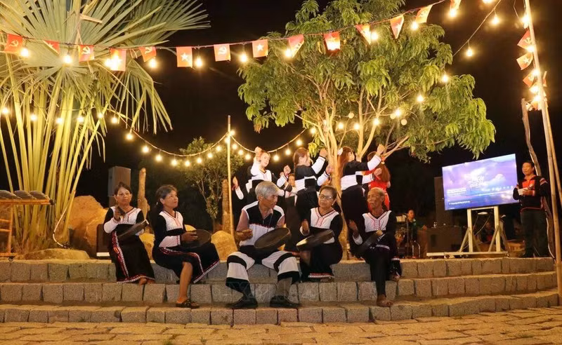 Presentan la cultura de los E De con gongs. (Fotografía: VNA)
