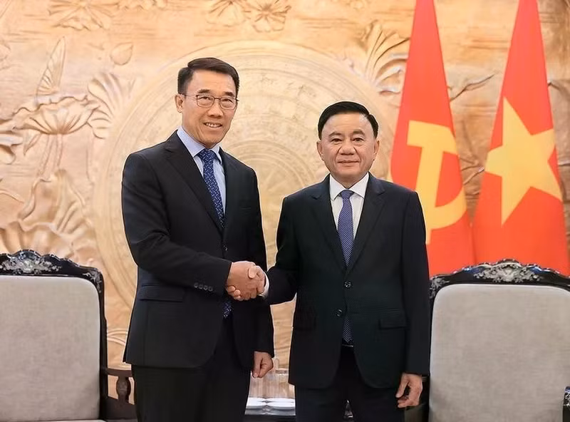 El integrante del Buró Político y miembro permanente del Secretariado del Comité Central del Partido Comunista de Vietnam, Tran Cam Tu (derecha), recibe al jefe interino de la Comisión de Asuntos Exteriores del Comité Central del Partido Popular Revolucionario de Laos, Bounleua Phandanouvong. (Fotografía: VNA)