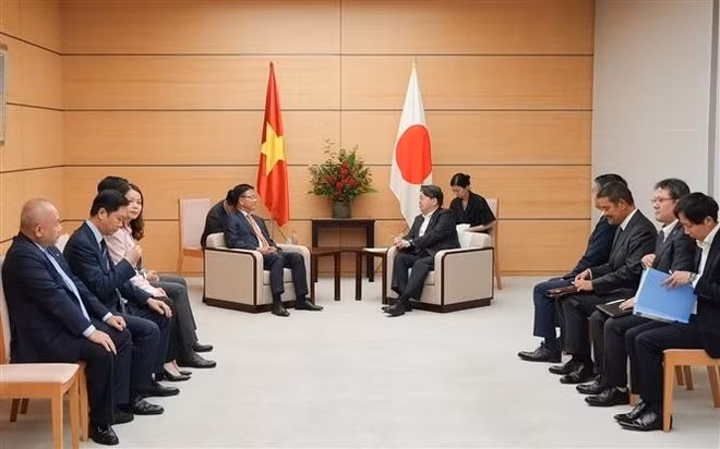Vista del encuentro con el secretario jefe del Gabinete, Hayashi Yoshimasa. (Foto: VNA)