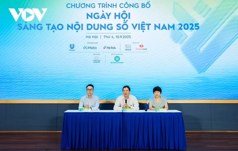 El director de la Autoridad de Radiodifusión, Televisión e Información Electrónica del Ministerio de Cultura, Deportes y Turismo, Le Quang Tu Do (centro), habla en el lanzamiento de Vietnam iContent 2025, el 10 de septiembre de 2025. (Foto: VOV)
