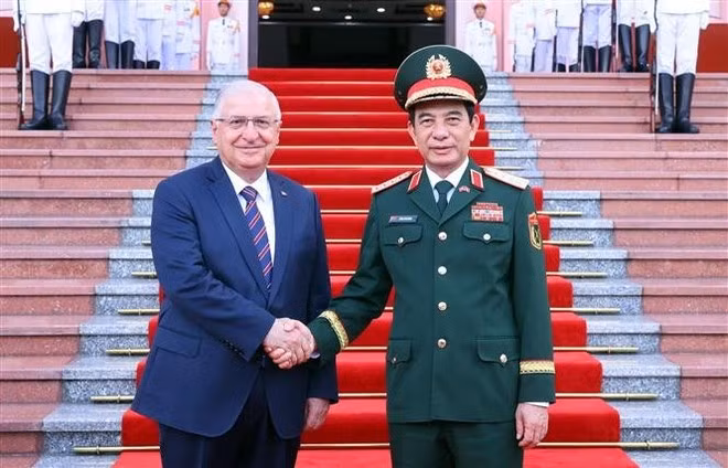 El ministro de Defensa de Vietnam, general Phan Van Giang, y su homólogo de Turquía, Yasar Guler. (Foto: VNA)