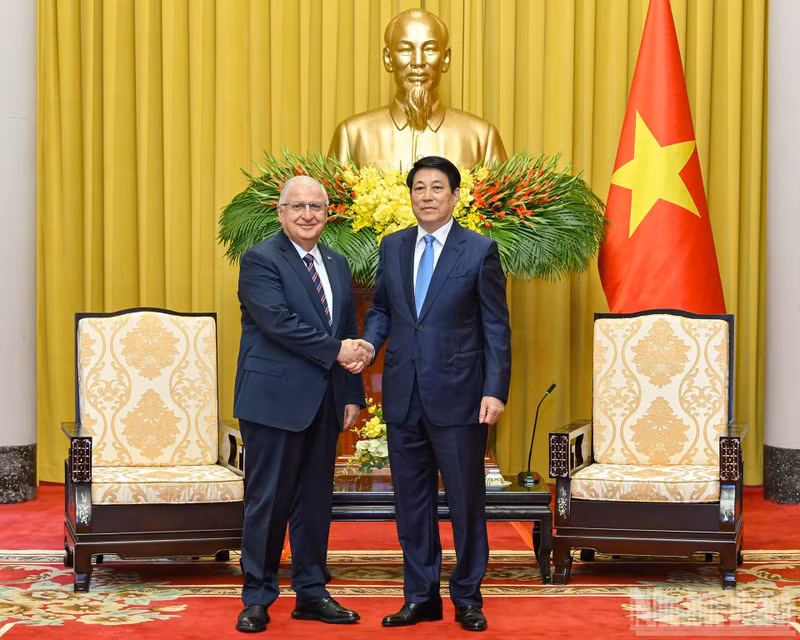 El presidente de Vietnam, Luong Cuong (derecha), y el ministro de Defensa Nacional de Turquía, Yasar Guler. (Foto: Nhan Dan)