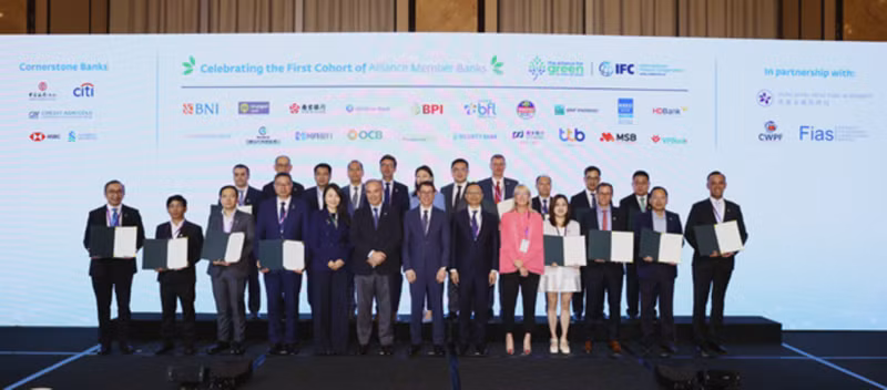 Representantes de los bancos vietnamitas se toman una foto con miembros de la Alianza de Banca Comercial Verde. (Foto: VNA)