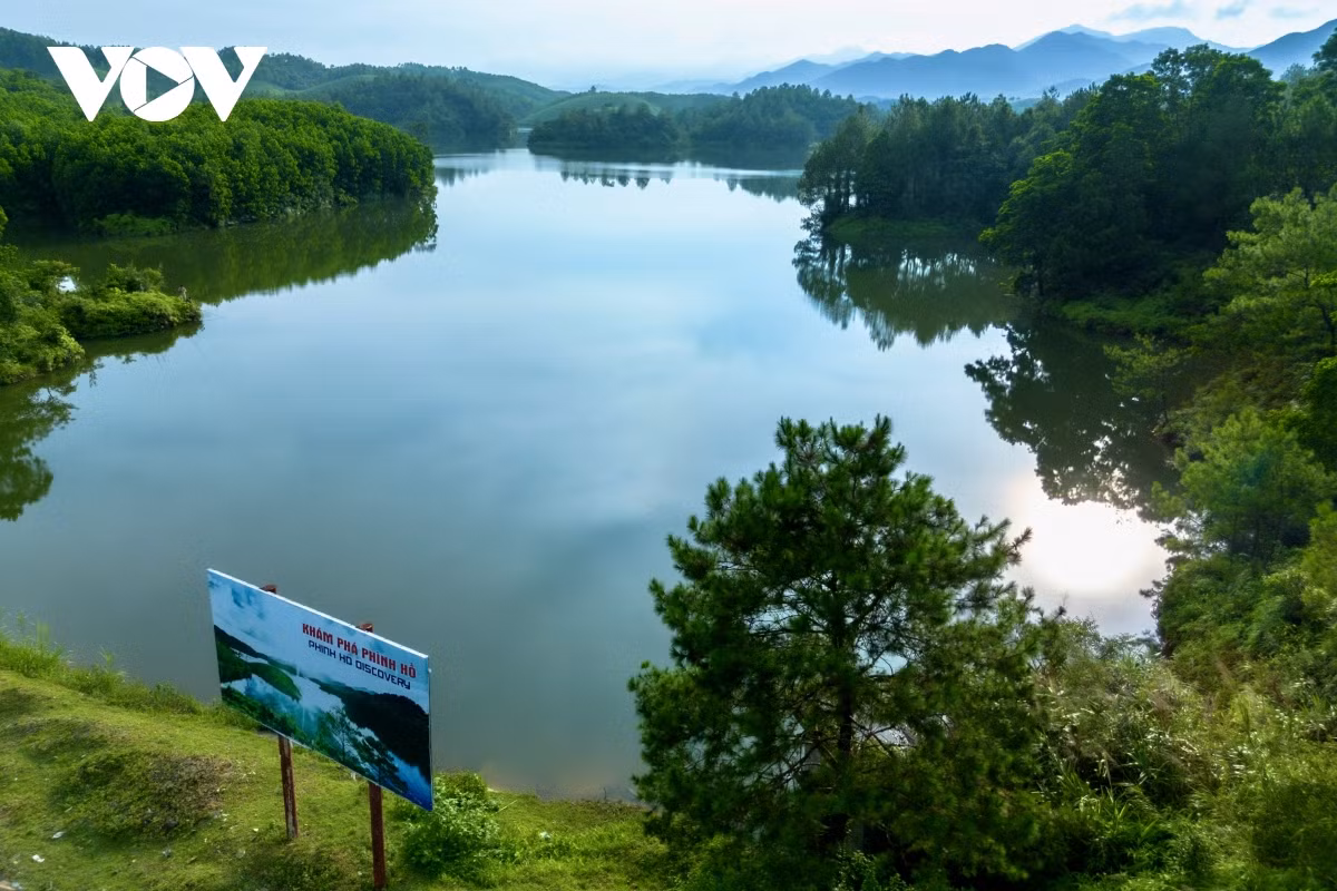 El lago, situado cerca de la frontera, tiene un paisaje salvaje y majestuoso, agua azul y aire fresco todo el año.