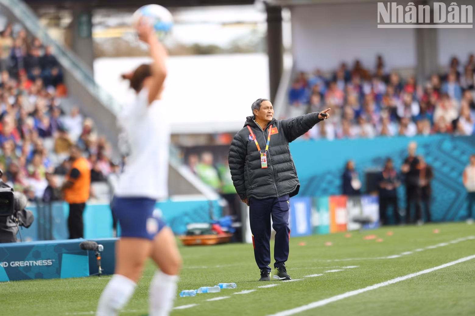 El entrenador vietnamita Mai Duc Chung daba instrucciones al margen durante el partido.