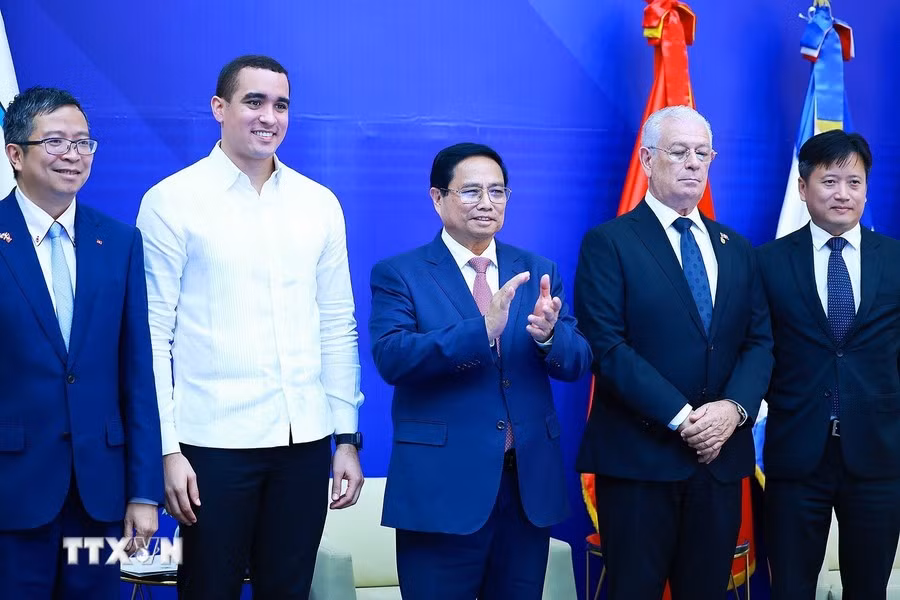El primer ministro vietnamita, Pham Minh Chinh y los directivos del Instituto de Educación Superior en Formación Diplomática y Consular de la República Dominicana. (Foto: VNA) El primer ministro vietnamita, Pham Minh Chinh y los directivos del Instituto de Educación Superior en Formación Diplomática y Consular de la República Dominicana. (Foto: VNA)