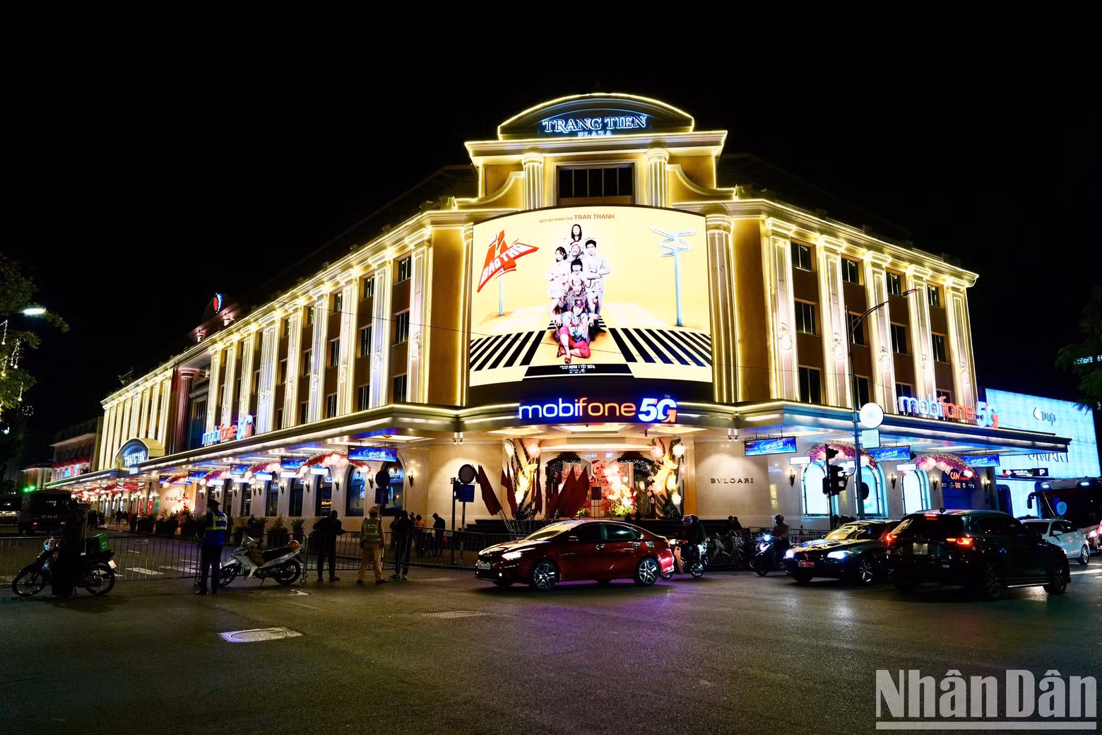 Escena tranquila frente a la plaza de Trang Tien.