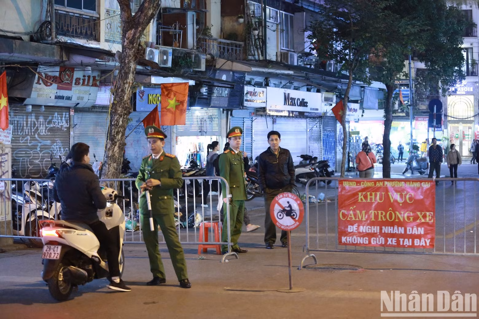 Las fuerzas competentes continúan trabajando intensamente en las calles que desembocan en la zona peatonal del lago Hoan Kiem.
