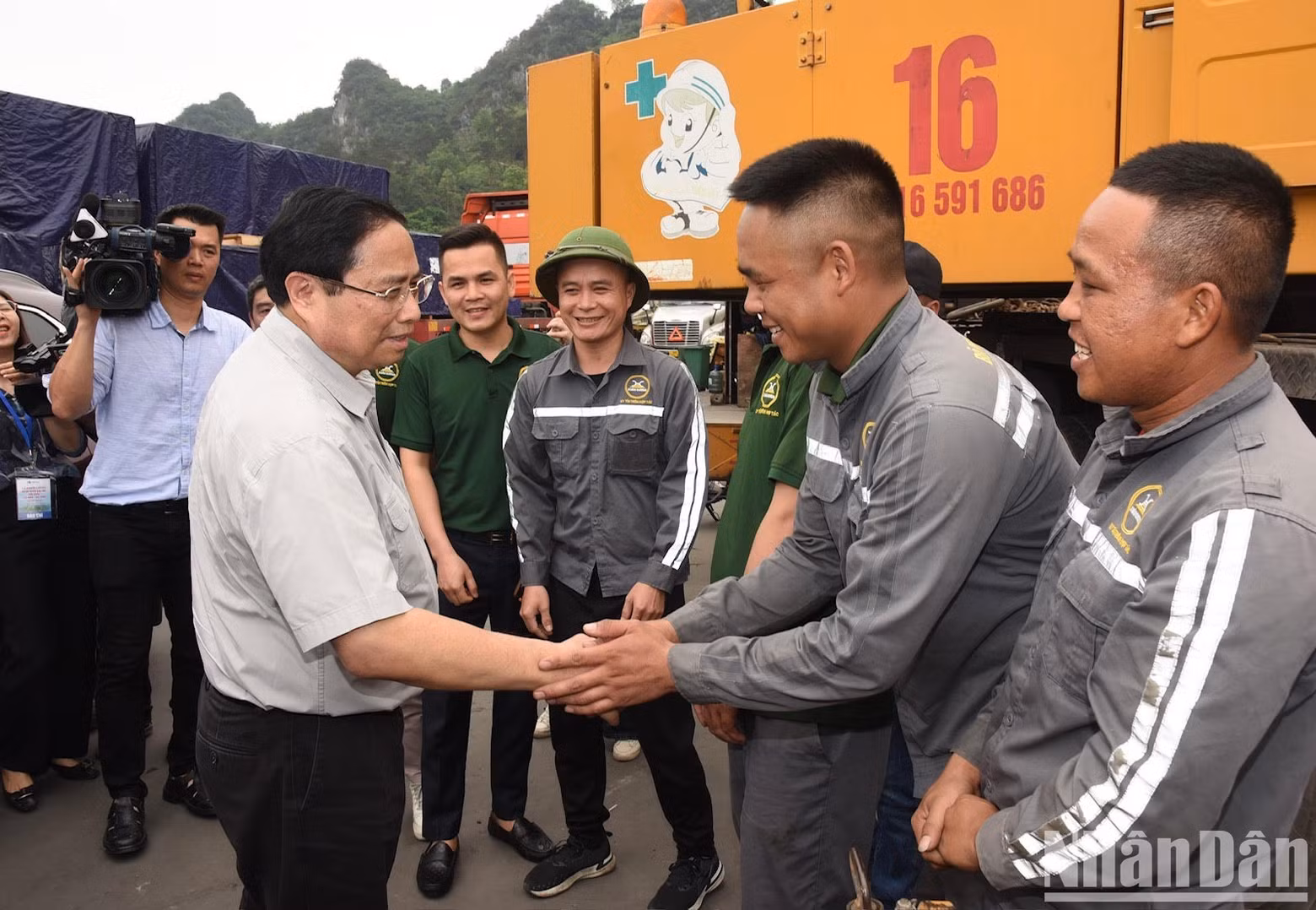 Minh Chinh alienta a los obreros que trabajan en la puerta fronteriza internacional de Huu Nghi.