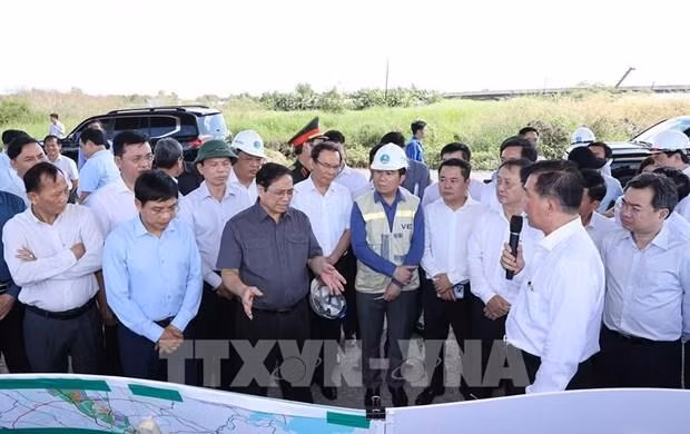 Primer ministro examina proyectos de infraestructura en Ciudad Ho Chi Minh (Fotografía: VNA) Primer ministro examina proyectos de infraestructura en Ciudad Ho Chi Minh (Fotografía: VNA)
