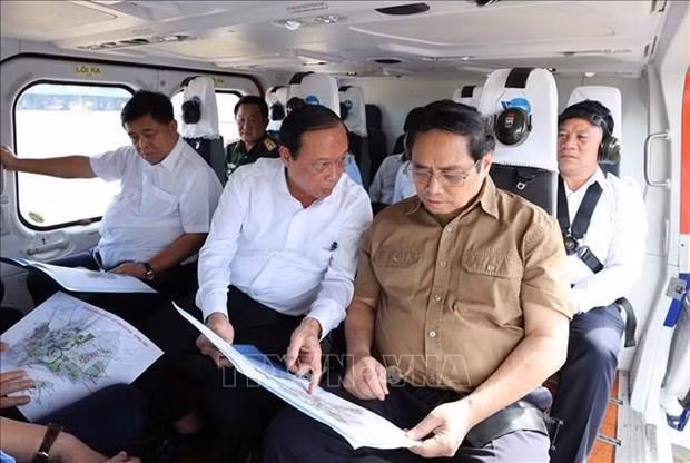 El primer ministro, Pham Minh Chinh, inspecciona la región sureste desde un helicóptero. (Fotografía:VNA) El primer ministro, Pham Minh Chinh, inspecciona la región sureste desde un helicóptero. (Fotografía:VNA)