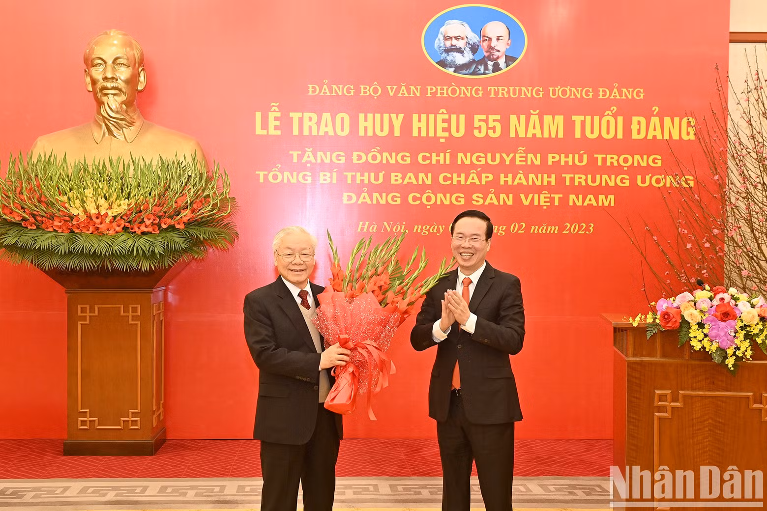 El miembro permanente del Secretariado del Comité Central del PCV, Vo Van Thuong, felicita al líder partidista.