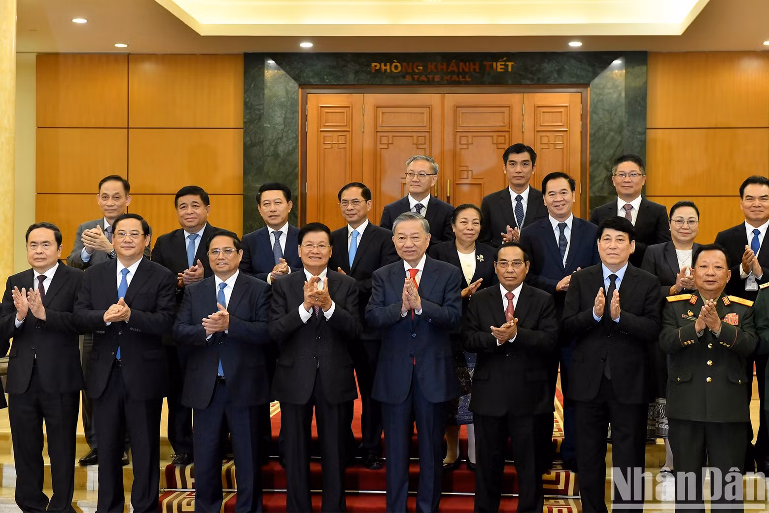 Los máximos dirigentes de Vietnam y Laos, junto con altos funcionarios del Partido y Estado de los dos países.