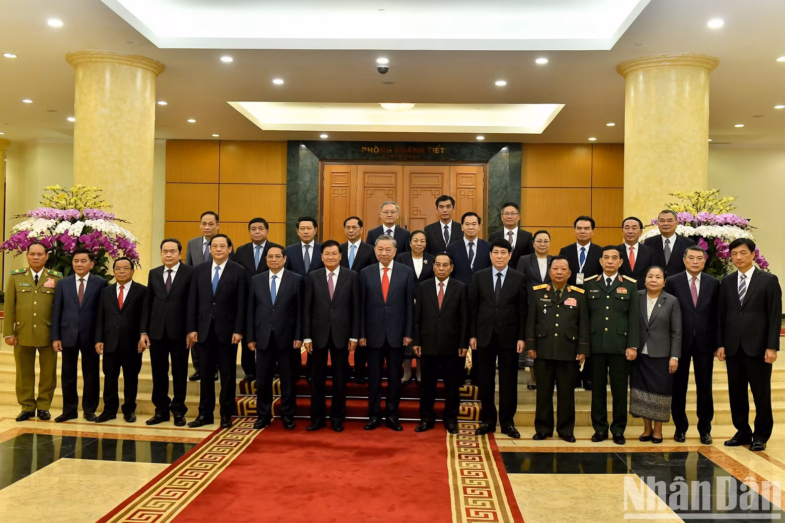 Los máximos dirigentes de Vietnam y Laos, junto con altos funcionarios del Partido y Estado de los dos países.