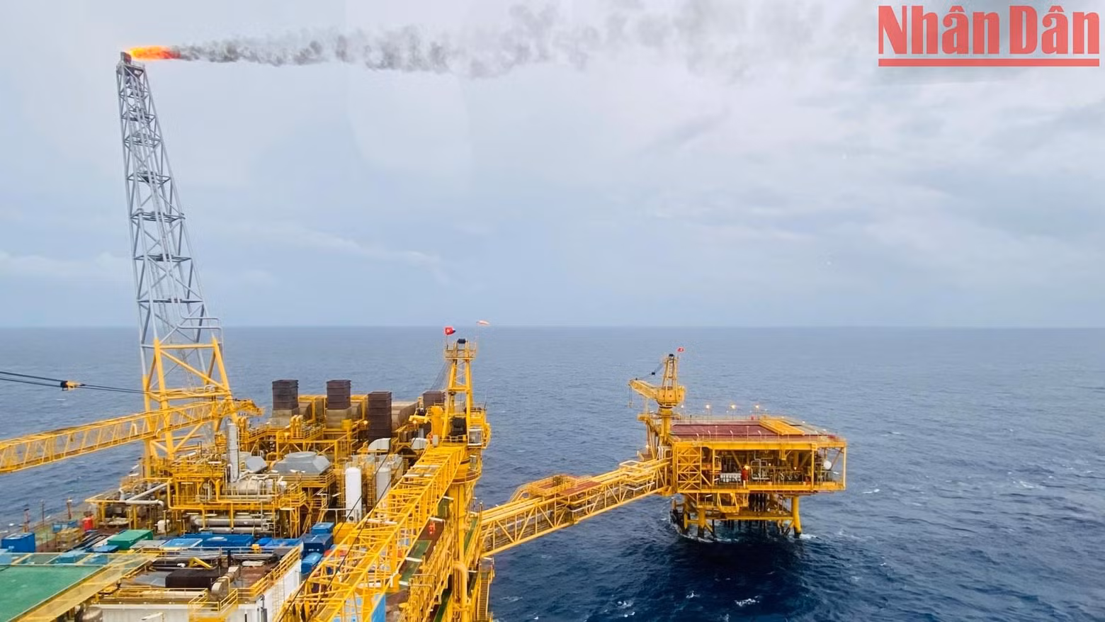 El conjunto de plataformas petrolíferas Hai Thach-Moc Tinh pertenece al proyecto "Mar del Este-01" del Grupo de Petróleo y Gas de Vietnam (Petrovietnam). Se trata de la mayor construcción marítima diseñada, fabricada, instalada y operada por la compañía vietnamita en las aguas más profundas y lejanas del país.