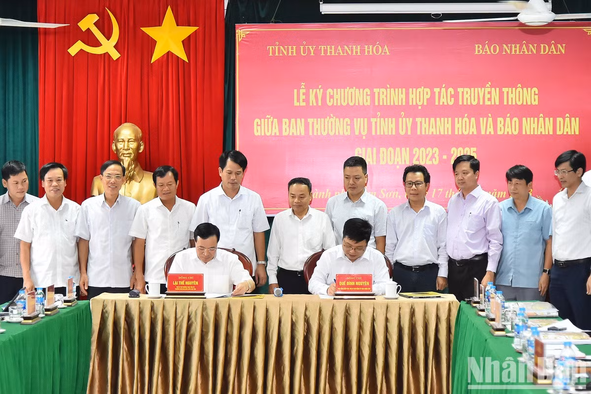 El redactor subjefe de Nhan Dan, Que Dinh Nguyen, y el subsecretario permanente del Comité del Partido en Thanh Hoa, Lai The Nguyen, firman el programa de cooperación. El redactor subjefe de Nhan Dan, Que Dinh Nguyen, y el subsecretario permanente del Comité del Partido en Thanh Hoa, Lai The Nguyen, firman el programa de cooperación.