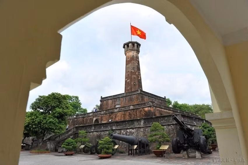 El asta de la bandera de Hanói constituye la obra más intacta y monumental en el complejo de religuias de la Ciudadela Imperial de Thang Long. (Fotografía: VNA)