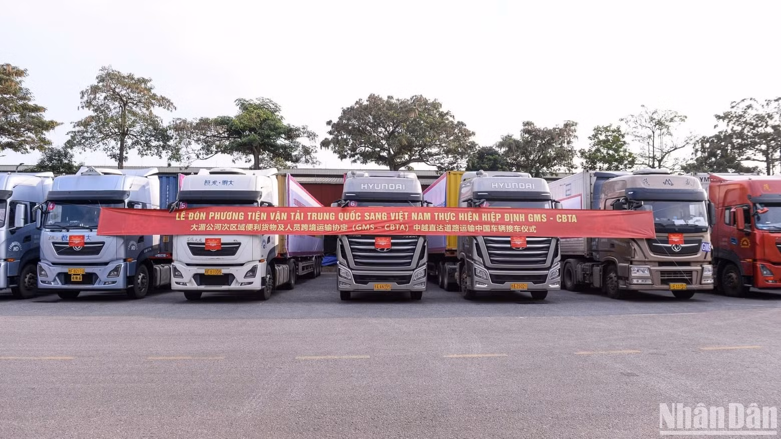 Vehículos de transporte chinos llegan a Vietnam para implementar el acuerdo GMS-CBTA en la ceremonia de bienvenida.