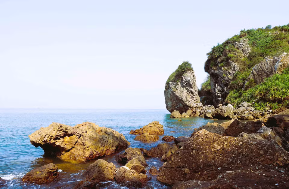 Al pie de la Montaña del Dragón, existen muchos rincones y cuevas de belleza prístina. (Foto: VNA)
