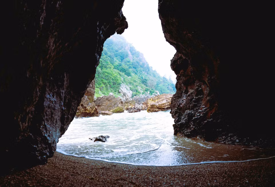 La belleza de la playa Quynh vista desde la cueva llamada “Ojo de Dragón” en el distrito de Quynh Luu, provincia de Nghe An. (Foto: VNA)