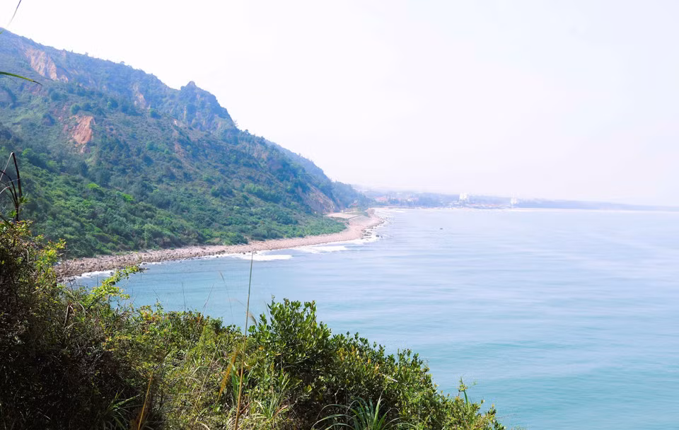 Los cabos rocosos crean la belleza única de la playa Quynh. (Foto: VNA)
