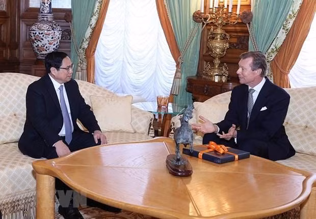 Durante el encuentro entre el primer ministro de Vietnam, Pham Minh Chinh, y el Gran Duque de Luxemburgo, Enrique. (Fotografía: VNA)