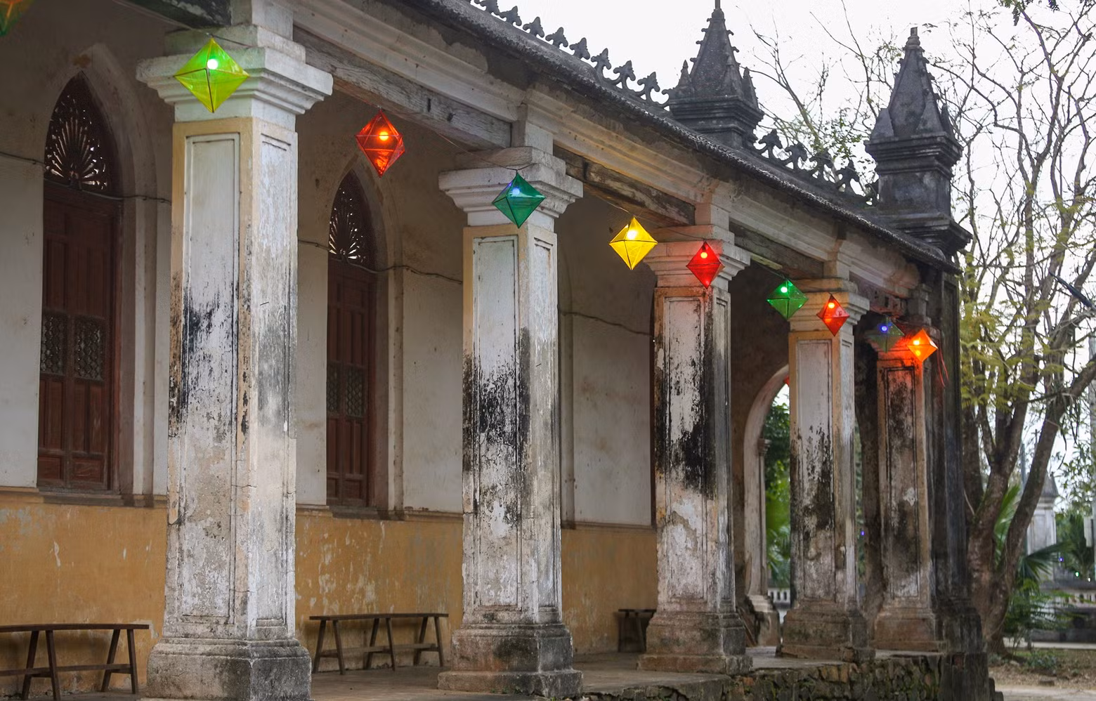 Decoración frugal de la pequeña iglesia en vísperas de la Navidad.