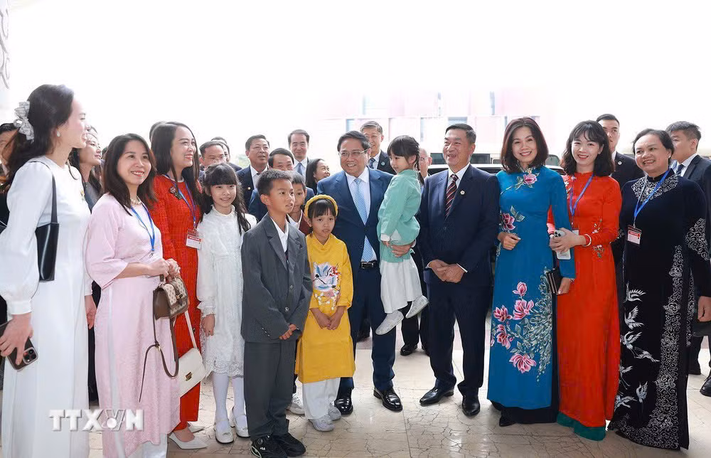 En el encuentro entre el primer ministro Pham Minh Chinh y funcionarios y personal del Consulado General de Vietnam en Yunnan. (Foto: VNA) En el encuentro entre el primer ministro Pham Minh Chinh y funcionarios y personal del Consulado General de Vietnam en Yunnan. (Foto: VNA)