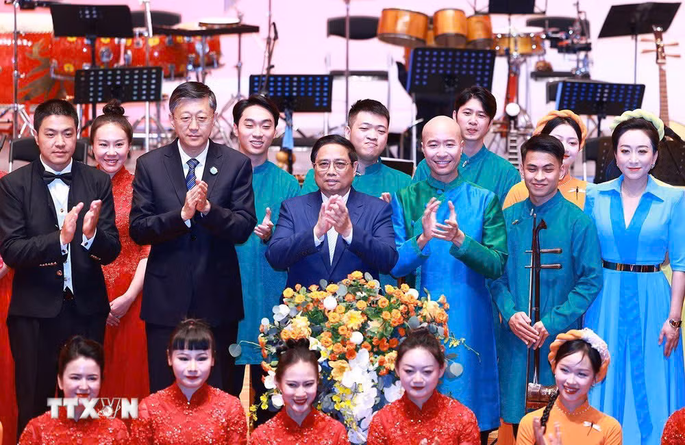 El premier vietnamita se toma foto con los artistas en el evento. (Foto: VNA) El premier vietnamita se toma foto con los artistas en el evento. (Foto: VNA)