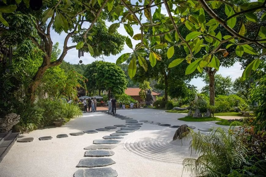 La pagoda, ubicada en el pueblo de Ninh Trung (comuna de Liem Son, distrito de Thanh Liem, provincia de Ha Nam) ha atraído a muchos turistas nacionales e internacionales gracias a su belleza pura y pacífica. (Fotografía:/Vietnam+)