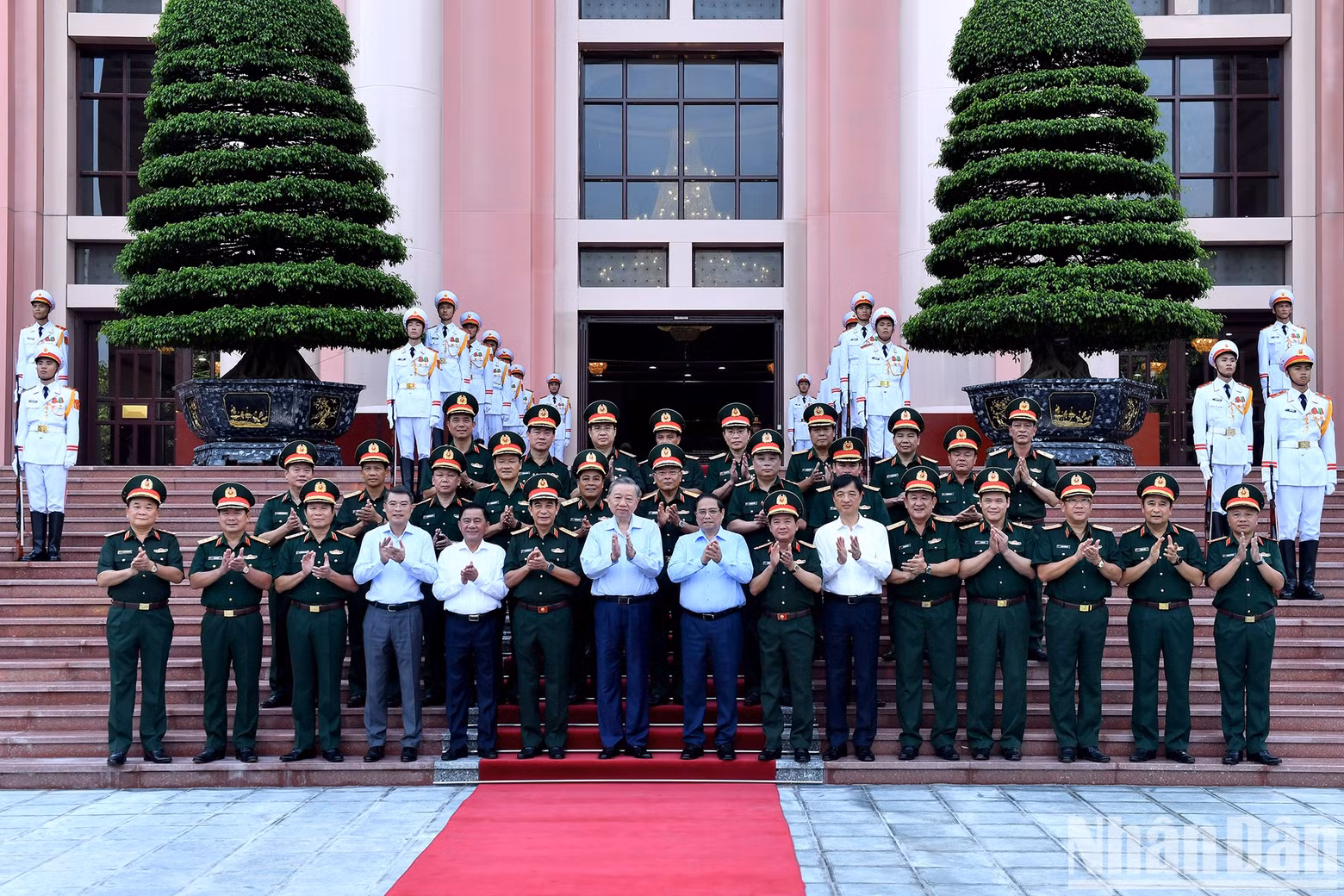 El secretario general del PCV y presidente del país, To Lam, el primer Pham Minh Chinh y otros líderes y delegados del Partido y del Estado en la conferencia.