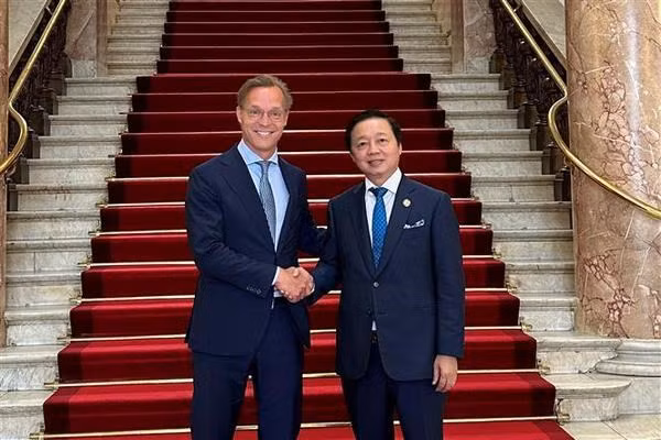 El vicepremier Tran Hong Ha y el príncipe de los Países Bajos, Jaime de Borbón de Parma. (Foto: VNA) El vicepremier Tran Hong Ha y el príncipe de los Países Bajos, Jaime de Borbón de Parma. (Foto: VNA)