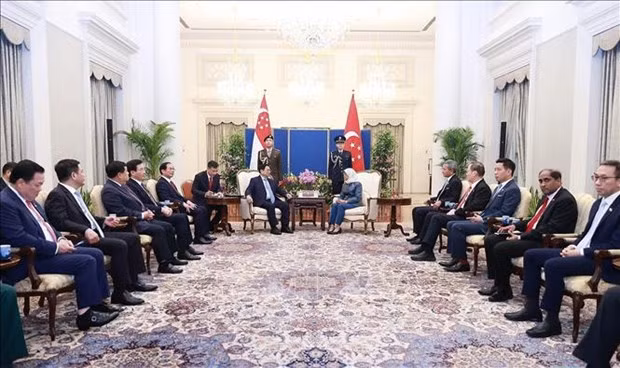 El primer ministro Pham Minh Chinh y la presidenta de Singapur, Halimah Yacob. (Fotografía: VNA) El primer ministro Pham Minh Chinh y la presidenta de Singapur, Halimah Yacob. (Fotografía: VNA)