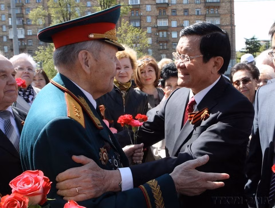 Con motivo de su asistencia al acto conmemorativo por 70º aniversario de la Victoria en la Gran Guerra Patria, en la mañana del 8 de mayo de 2015, en Moscú, el presidente vietnamita Truong Tan Sang se reunió con veteranos rusos durante una ceremonia de colocación de flores en el Monumento dedicado al Presidente Ho Chi Minh. (Foto: VNA) Con motivo de su asistencia al acto conmemorativo por 70º aniversario de la Victoria en la Gran Guerra Patria, en la mañana del 8 de mayo de 2015, en Moscú, el presidente vietnamita Truong Tan Sang se reunió con veteranos rusos durante una ceremonia de colocación de flores en el Monumento dedicado al Presidente Ho Chi Minh. (Foto: VNA)