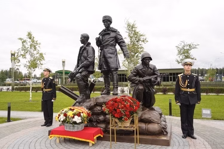 Ceremonia de inauguración del Monumento a los Voluntarios Internacionales Vietnamitas que lucharon para proteger Moscú durante la Gran Guerra Patria (1941-1945), en el Parque “Patriota” en las afueras de la capital rusa. El grupo de tres estatuas creado por el escultor Alexey Chebanenko se llama "Aliados - Soldados vietnamitas" (13 de agosto de 2024). (Foto: VNA) Ceremonia de inauguración del Monumento a los Voluntarios Internacionales Vietnamitas que lucharon para proteger Moscú durante la Gran Guerra Patria (1941-1945), en el Parque “Patriota” en las afueras de la capital rusa. El grupo de tres estatuas creado por el escultor Alexey Chebanenko se llama "Aliados - Soldados vietnamitas" (13 de agosto de 2024). (Foto: VNA)