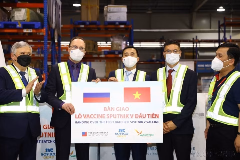 El embajador de Rusia en Vietnam, Gennady Bezdetko, entregó el primer lote de la vacuna Sputnik V al viceministro de Salud vietnamita Tran Van Thuan. Se trató de un lote de vacunas proporcionado al país indochino por el Fondo Ruso de Inversión Directa (Hanói, 29 de septiembre de 2021). (Foto: VNA) El embajador de Rusia en Vietnam, Gennady Bezdetko, entregó el primer lote de la vacuna Sputnik V al viceministro de Salud vietnamita Tran Van Thuan. Se trató de un lote de vacunas proporcionado al país indochino por el Fondo Ruso de Inversión Directa (Hanói, 29 de septiembre de 2021). (Foto: VNA)