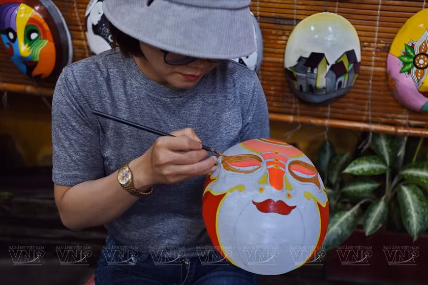 Un joven artesano trabaja en el taller de pintura “Máscara del tiempo”. (Fuente:VNA) Un joven artesano trabaja en el taller de pintura “Máscara del tiempo”. (Fuente:VNA)