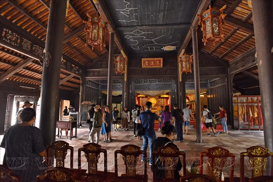 Minh Khiem Duong, el teatro más antiguo que aún queda en Vietnam, es el lugar donde el rey Tu Duc veía el tuong (ópera clásica tradicional) de la corte de Hue. (Foto: VNA) Minh Khiem Duong, el teatro más antiguo que aún queda en Vietnam, es el lugar donde el rey Tu Duc veía el tuong (ópera clásica tradicional) de la corte de Hue. (Foto: VNA)
