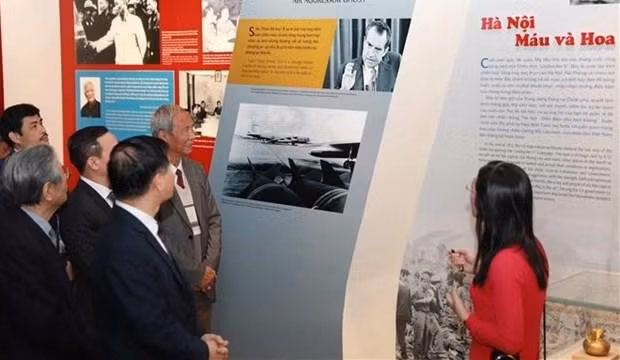 En la exposición "Sangre y flores - Hanoi 12 días y noches". (Fotografía: VNA)