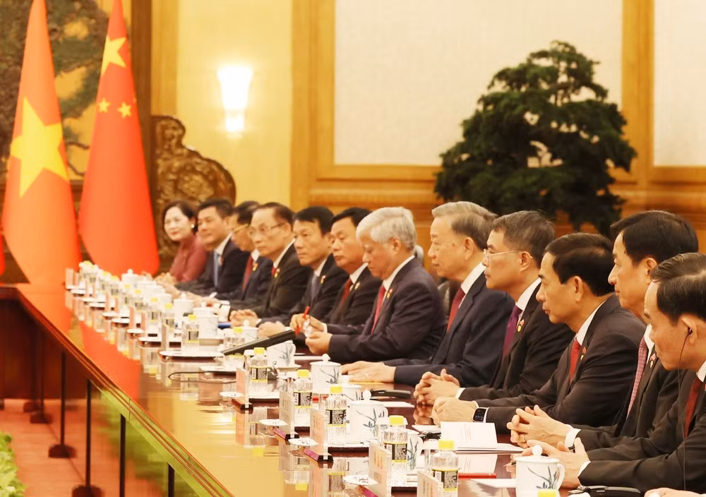 El secretario general y presidente de Vietnam, To Lam, y la delegación de alto nivel de Vietnam en la reunión. (Foto: VNA)