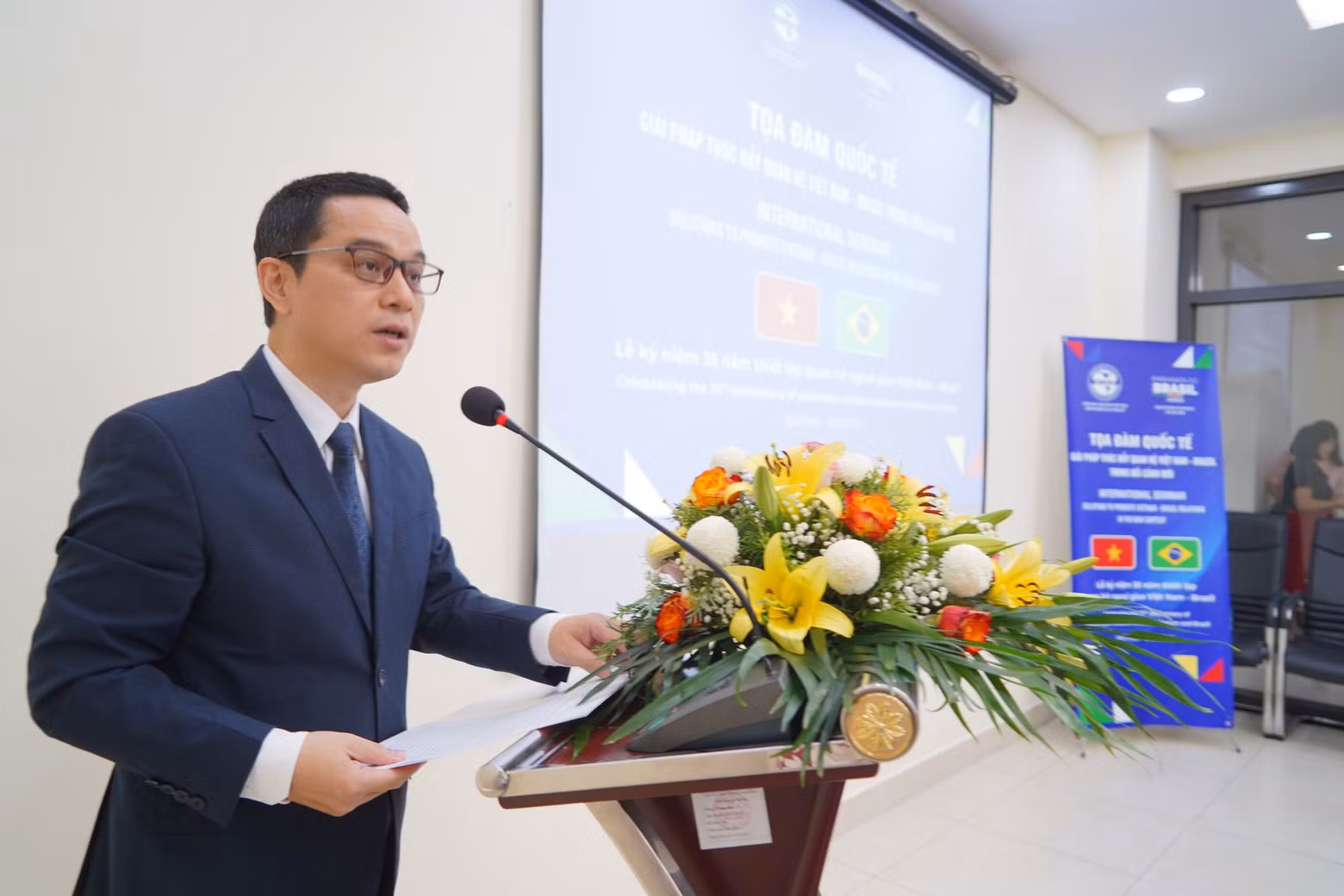 El profesor asociado y doctor Ta Minh Tuan, vicepresidente de la Academia de Ciencias Sociales de Vietnam , habla en el evento. (Foto: Academia de Ciencias Sociales de Vietnam) El profesor asociado y doctor Ta Minh Tuan, vicepresidente de la Academia de Ciencias Sociales de Vietnam , habla en el evento. (Foto: Academia de Ciencias Sociales de Vietnam)