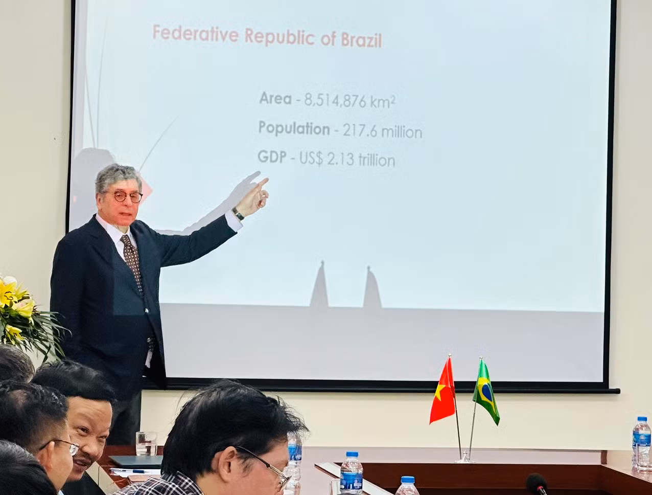 El embajador de Brasil en Vietnam, Marco Farani, presenta información sobre la economía de Brasil. El embajador de Brasil en Vietnam, Marco Farani, presenta información sobre la economía de Brasil.