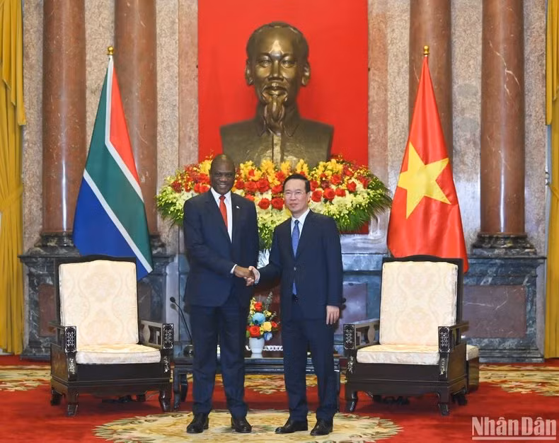 El presidente vietnamita, Vo Van Thuong, y el vicemandatario de Sudáfrica, Paul Mashatile.
