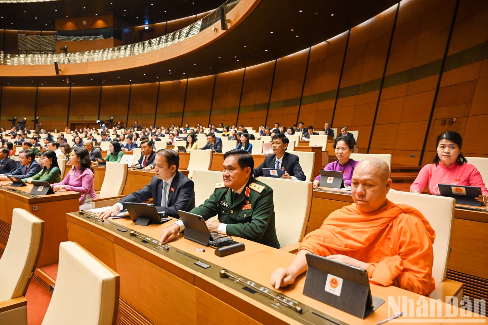El Parlamento adoptó una resolución sobre la aplicación piloto de varios mecanismos y políticas específicas para el desarrollo de Ciudad Ho Chi Minh y otra sobre actividades de interpelación. El Parlamento adoptó una resolución sobre la aplicación piloto de varios mecanismos y políticas específicas para el desarrollo de Ciudad Ho Chi Minh y otra sobre actividades de interpelación.