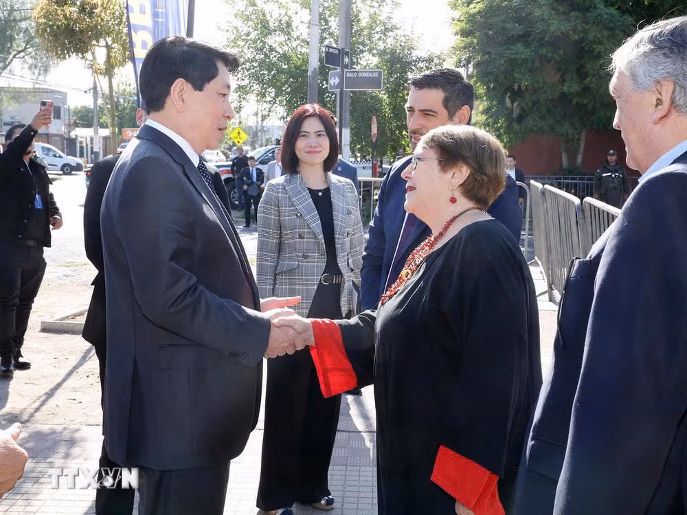 La ex presidenta chilena, Michelle Bachellet, da la bienvenida al presidente vietnamita, Luong Cuong. (Foto: VNA) La ex presidenta chilena, Michelle Bachellet, da la bienvenida al presidente vietnamita, Luong Cuong. (Foto: VNA)
