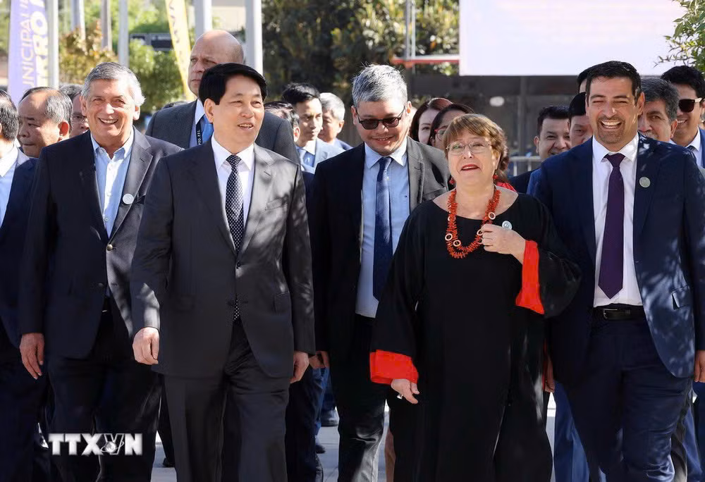 El presidente vietnamita, Luong Cuong, y la ex presidenta de Chile, Michell Bachellet, en la ceremonia. (Foto: VNA) El presidente vietnamita, Luong Cuong, y la ex presidenta de Chile, Michell Bachellet, en la ceremonia. (Foto: VNA)