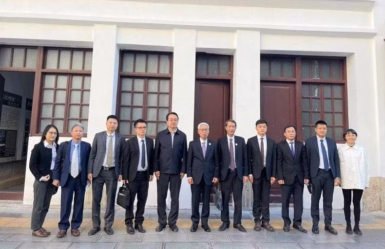 El embajador Pham Sao Mai y el cónsul general Nguyen Trung Hieu examinan el progreso de la restauración de la zona de reliquias dedicadas al Presidente Ho Chi Minh en Kunming. El embajador Pham Sao Mai y el cónsul general Nguyen Trung Hieu examinan el progreso de la restauración de la zona de reliquias dedicadas al Presidente Ho Chi Minh en Kunming.