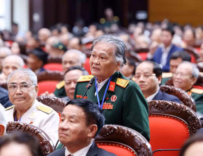 La héreo de las Fuerzas Armadas Populares Ngo Thi Tuyen habla en la reunión. (Foto: VNA)