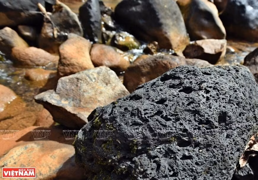 Las rocas basálticas al pie de la cascada constituyen rastros de las erupciones volcánicas hace millones de años. (Fotografía: VNA)